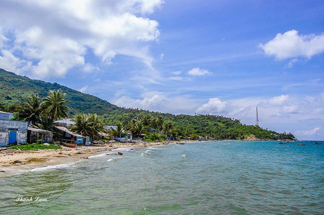 B&atilde;i Nh&agrave; &ndash; trung t&acirc;m h&agrave;nh ch&iacute;nh của đảo.